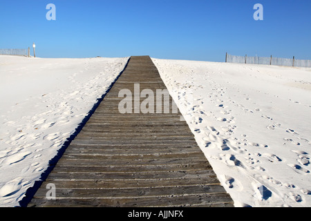 Promenade zum Strand führt über eine Sanddüne Stockfoto