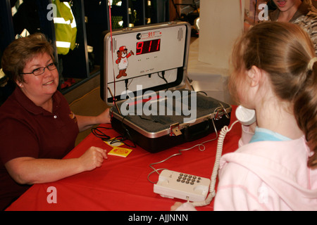 Dispatcher für 911 lehrt Kinder wie man im Notfall rufen Sie 911 Stockfoto