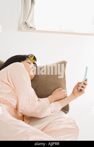 Junge Frau mit Handy Stockfoto