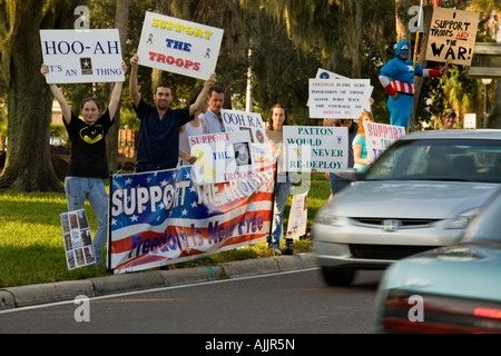 Befürworter des Krieges im Irak stehen auf einer Kreuzung in der Tampa Bay Area, Oktober 2007 Stockfoto