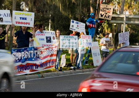 Befürworter des Krieges im Irak stehen auf einer Kreuzung in der Tampa Bay Area, Oktober 2007 Stockfoto