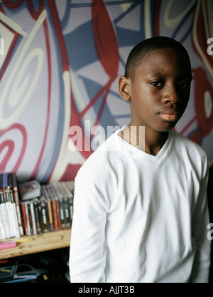 Porträt von Teenager im Schlafzimmer Stockfoto