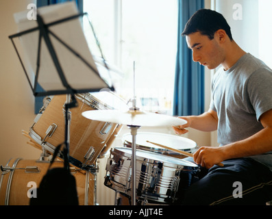 Teenager, Schlagzeug spielen Stockfoto