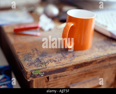Graffiti und Kaffee Tasse auf Schreibtisch Stockfoto