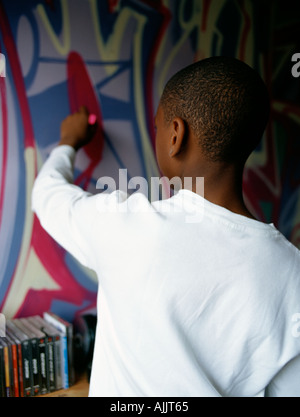 Junge Malerei Graffiti an der Wand Stockfoto