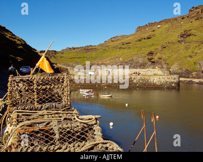 Krabben- und Hummertöpfe auf der Quayside, Schlauchboote im Boscastle Harbour Boscastle Cornwall Atlantic Heritage Coast England Großbritannien Stockfoto