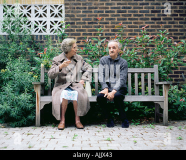 Älteres Paar auf einer Bank Stockfoto