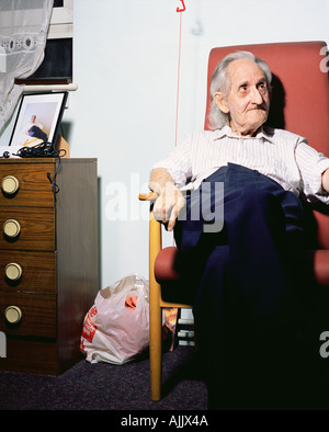 Älterer Mann im Lehnstuhl Stockfoto