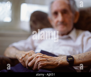 Älterer Mann im Sessel Stockfoto