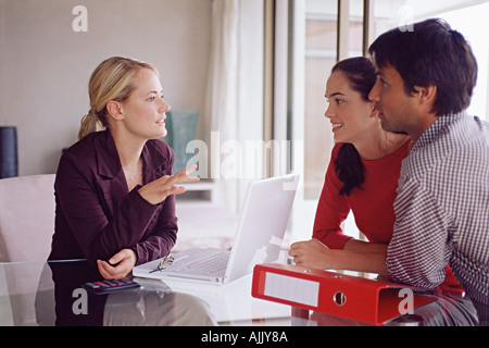 Paar-Sitzung mit einem Finanzberater Stockfoto