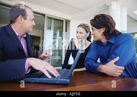 Paar-Sitzung-Finanzberater Stockfoto