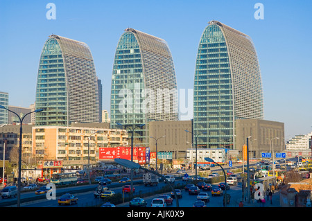 Autos auf Xizhimen Straße in westlich Xihuan Platz ein neues Business-Center in Peking Stockfoto