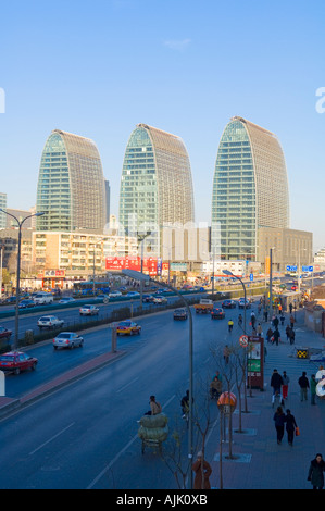 Autos auf Xizhimen Straße in westlich Xihuan Platz ein neues Business-Center in Peking Stockfoto