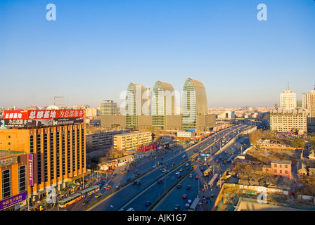 Autos auf Xizhimen Straße in westlich Xihuan Platz ein neues Business-Center in Peking Stockfoto