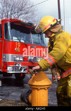 Feuerwehrmann in Columbus Ohio öffnet Hydranten Stockfoto