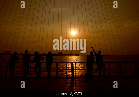 Junge Männer Sonnenuntergang an einem schönen Abend in Cochin, Kerala Stockfoto