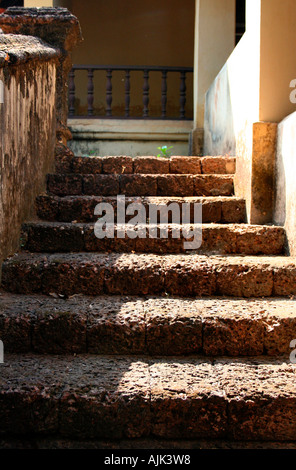 Stonestairs führt zu einem traditionellen Fachwerkhaus, Kerala, Indien Stockfoto