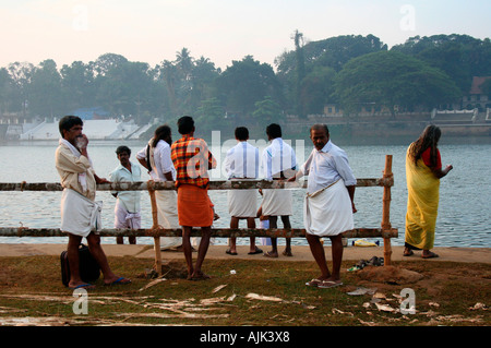 Menschen stehen vor dem Baden Ghat in der Nähe eines Tempels in Aluva, Kerala Stockfoto