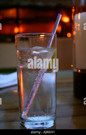 Ein Glas Wodka und Limette mit einem Zischen Stock Stockfoto