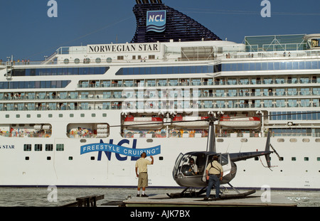 Hafen von Los Angeles USA Kreuzfahrt Schiff Norwegian Star und Tour Reise-Hubschrauber Stockfoto