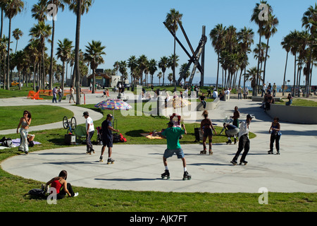 Venice Beach am Pazifischen Ozean California Amerika USA Palmen Sand und Roller-Skater Stockfoto