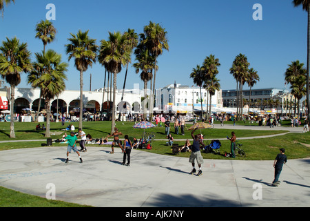 Venice Beach auf den Pazifischen Ozean California Amerika USA Palmen Sand und Roller Skater in der Freizeit-Center Stockfoto