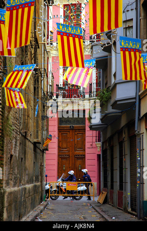 Polizei-Motorräder am Ende einer engen geschlossenen Seitenstraße während des Festivals von Las Fallas in Valencia, Spanien Stockfoto