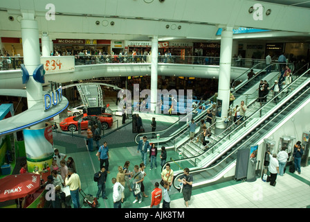 Übersicht von Airside einkaufen Halle Süd Flughafen Gatwick LGW Stockfoto