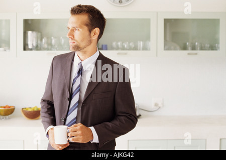 Geschäftsmann in der Küche Stockfoto