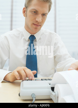 Mann mit Taschenrechner Stockfoto