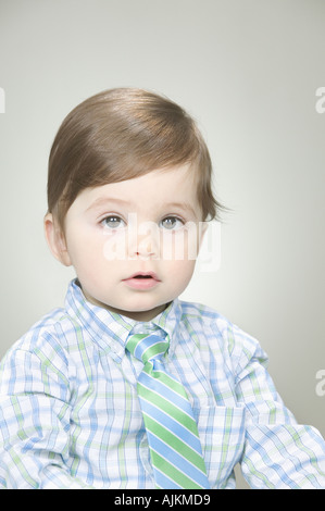 Baby trug ein Hemd und Krawatte Stockfoto