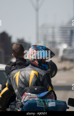 Biker in vollständige Leder warten auf heißen Tag am Fährterminal beginnen Stockfoto