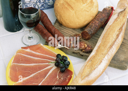 Wurst mit Brot und Wein Stockfoto