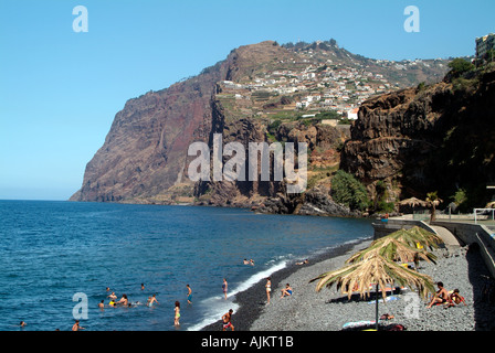 Entspannung am Strand von Camara de Lobos, in der Nähe von Funchal, Madeira Stockfoto