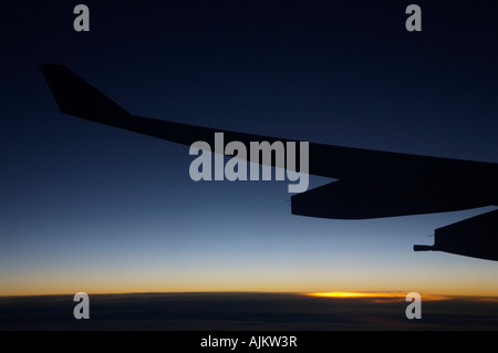 Flugzeugflügel bei Sonnenuntergang in einem grafischen Winkel aufgenommen Stockfoto
