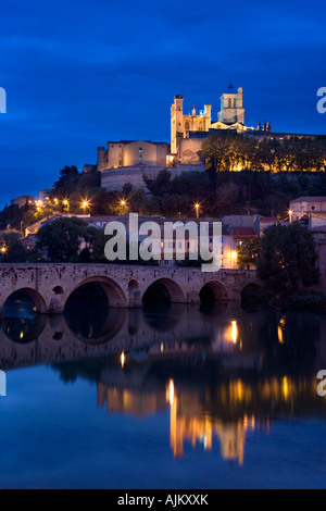 Blick über l'orb River Brücke Le Pont Vieux zur antiken Stadt Béziers in der Nacht, Herault, Frankreich Stockfoto