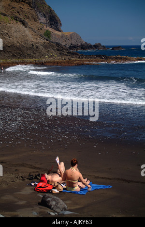 Entspannung am Strand von Porto Da Cruz in Madeira Stockfoto