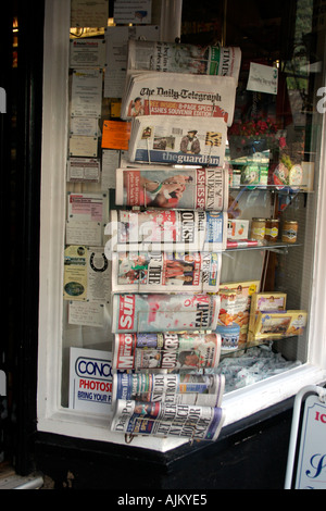 UK National Zeitungen auf News stehen außen Kiosk shop Stockfoto