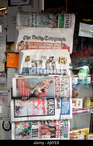 UK National Zeitungen auf News stehen außen Kiosk shop Stockfoto