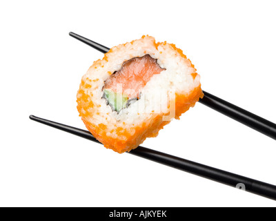 ein Stück Uramaki Sushi mit Kaviar, Lachs und Avocado statt zwischen Stäbchen, isolierten weißen Hintergrund Stockfoto