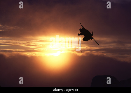 Ein Mann springt beim Skifahren bei Sonnenuntergang am Mount Hood OR Stockfoto