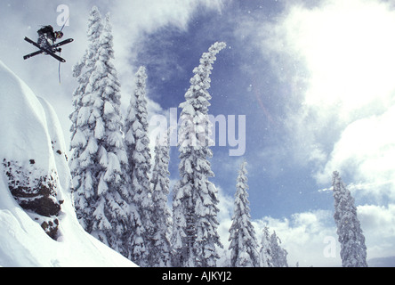 Ein Mann springt beim Skifahren Zuckerdose ca Stockfoto