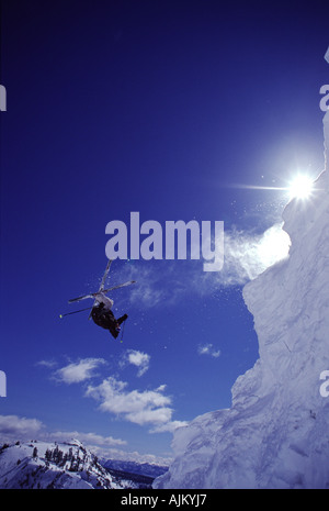Ein Mann springt beim Skifahren in Squaw Valley, CA Stockfoto