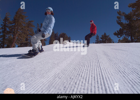 Ein paar Snowboarden auf einer präparierten Piste bei Diamond Peak NV Stockfoto