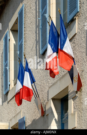 Französische Tricolor Flags auf Mairie (Rathaus), Saulgé, Vienne, Frankreich. Stockfoto