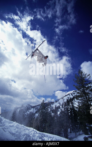 Ein Mann springt auf Skiern in Squaw Valley, CA Stockfoto