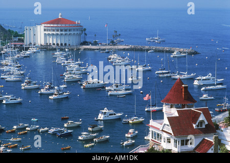 Casino-Gebäude und Jachten verankert in Avalon Bay auf Catalina Island vor Kalifornien Stockfoto