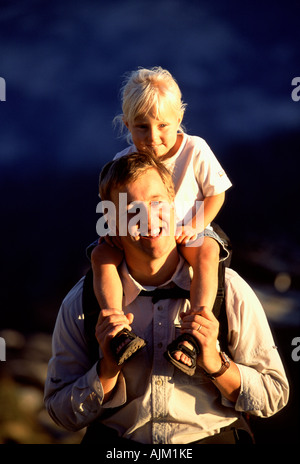 Eine Familie, die Spaß beim Wandern auf Donner Peak CA Stockfoto