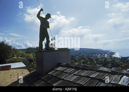 Schornsteinfeger bei der Arbeit am California coastal Hausdach Stockfoto