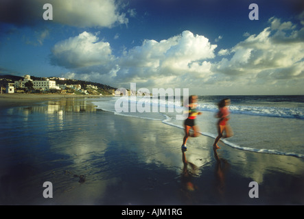 Zwei Frauen, die bei Sonnenuntergang entlang Laguna Strand in Südkalifornien Stockfoto